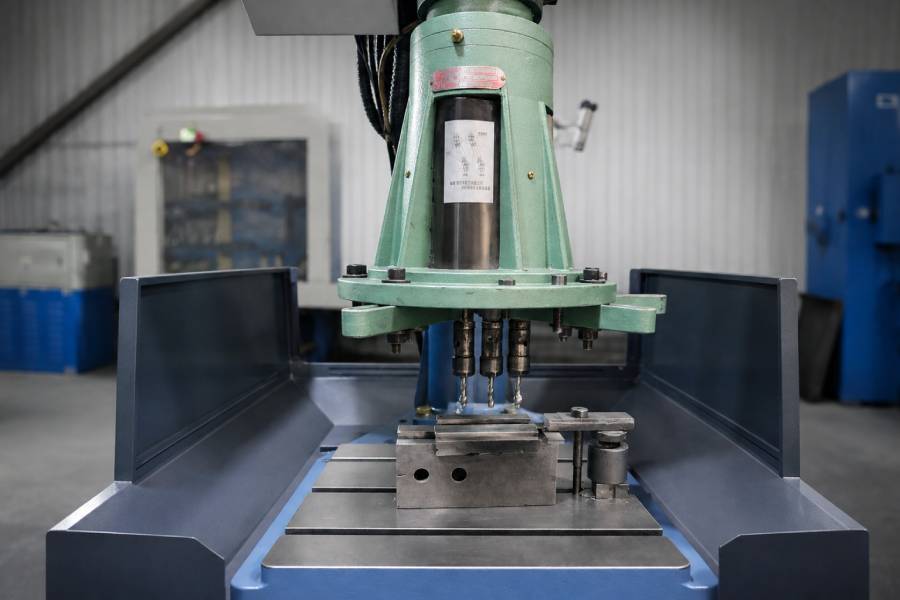 Masina de gaurit si filetat multiax